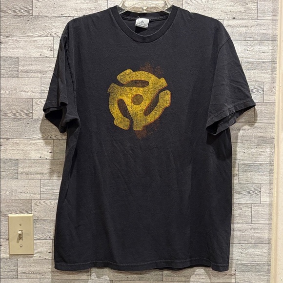 Rock and Roll hall of fame Museum Black Tee with Gold Graphic - Picture 1 of 4